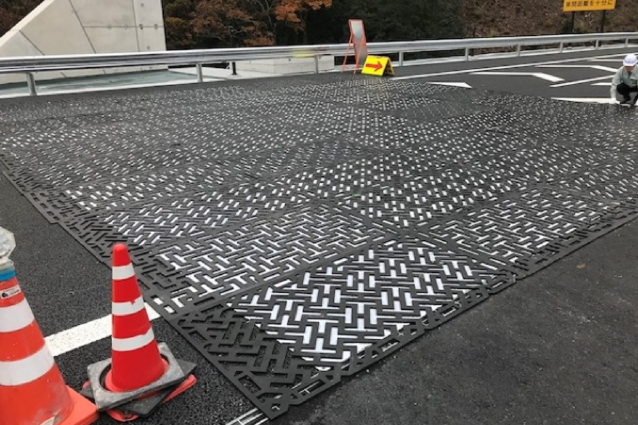 現場での作業効率と安全性を追求した、新しい養生ゴムマット