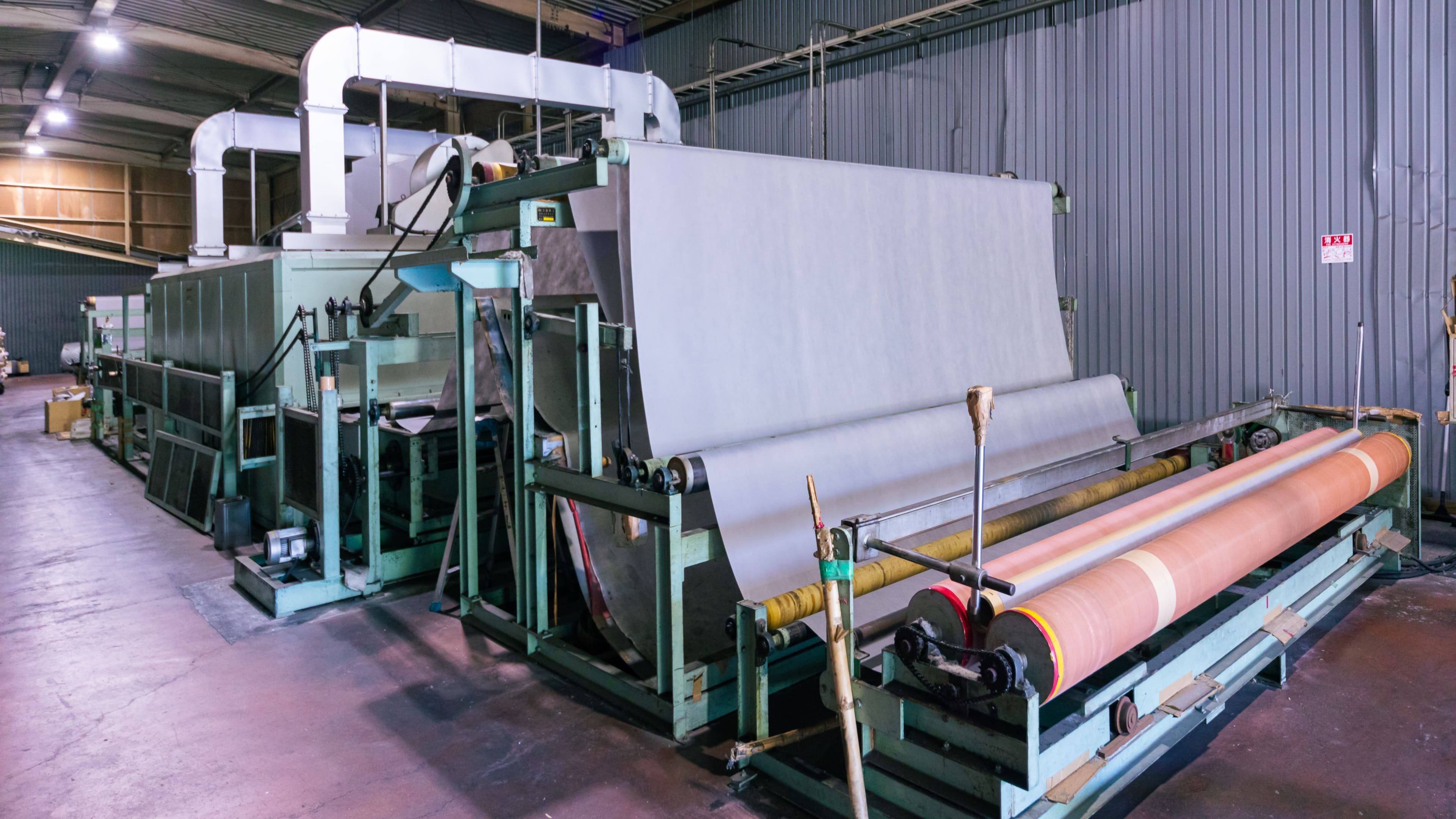 カーペット用基布の加工（機能性薬剤の塗布加工、巾カットなど）