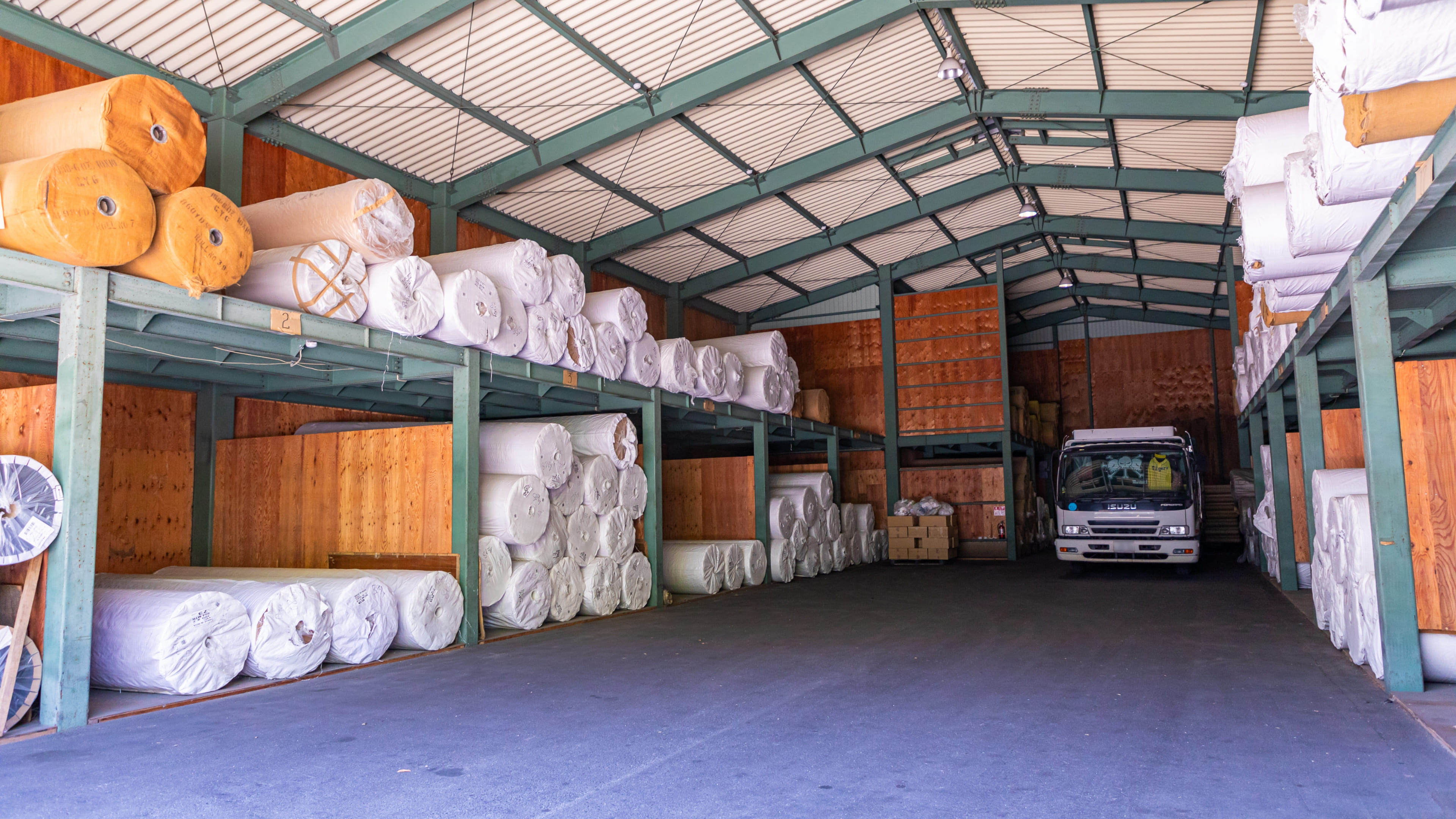 織り上がった基布、配送センターに保管している基布を自社便にて配達